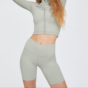 Aritzia TNAbutter high rise 7in shorts